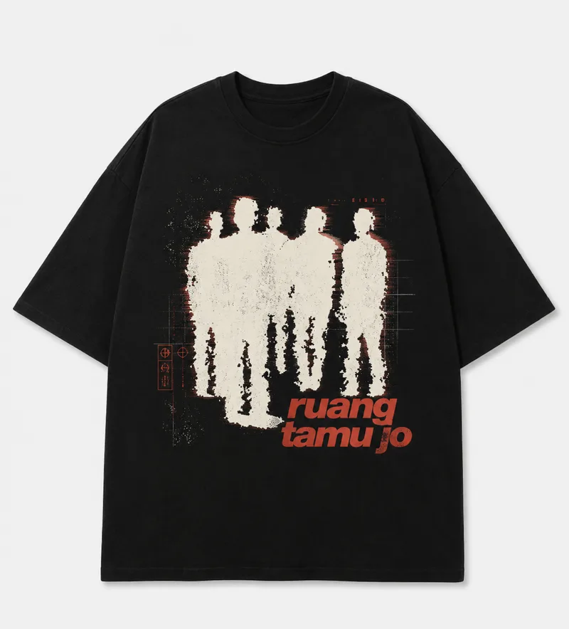 Kaos oversize hitam dengan grafis siluet penghuni di ruang tamu asrama — tempat semua obrolan panjang bermula.